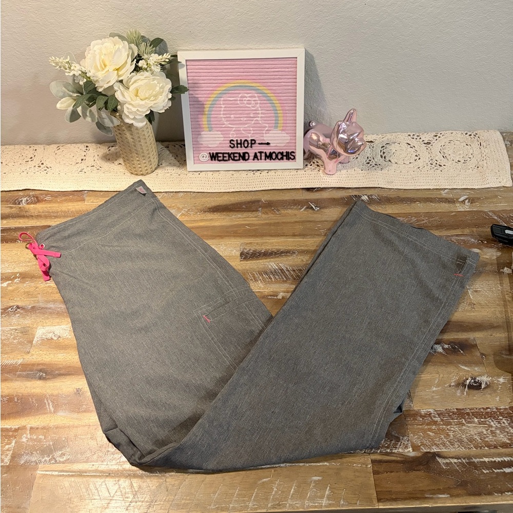 🩶🩷 Smitten Cargo Scrub Pants 🩷🩶
